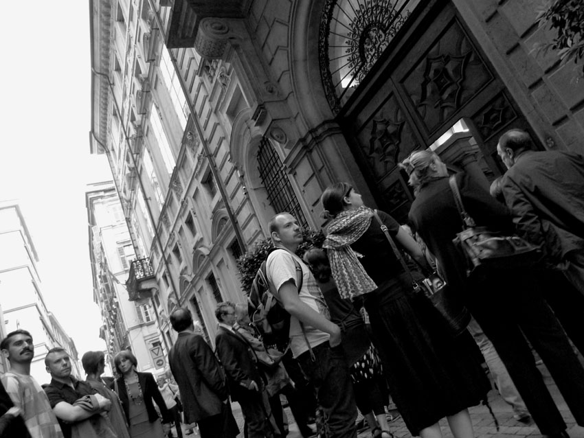 palazzo barolo torino pubblico in attesa di visitare la mostra detenzioni.100